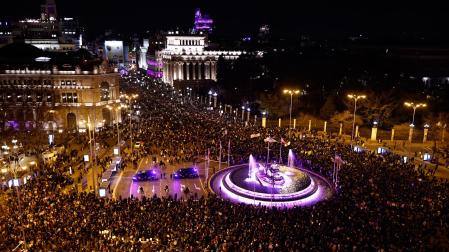 Miles de manifestantes participan durante la marcha organizada por la Comisión 8M con motivo del Día de la Mujer, este miércoles en Madrid