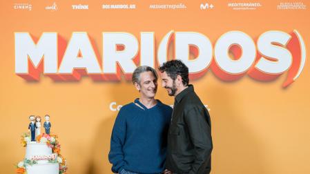 Los actores Ernesto Alterio (i) y Paco León (d), posan en un photocall previo a una entrevista por el estreno de la película 'Mari (dos)'