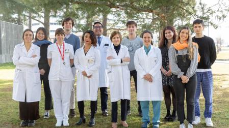 (de izquierda a derecha y de adelante hacia atrás) Ángela Rolín, estudiante de Medicina; Cristina Labiano, supervisora de Hemodiálisis en la Clínica Universidad de Navarra; Laura Castañeda, médico adjunto; Nuria García, directora servicio Nefrología de la Clínica; Miriam Baztán, médico residente; las estudiantes de Enfermería, Laura Grávalos y Silvia Resano; Rafael Peña, estudiante de Medicina; Daniel Viña, médico; los estudiantes de Medicina, Ignacio Ararrás e Irene Martínez; y Xavier Hernández, estudiante de Enfermería