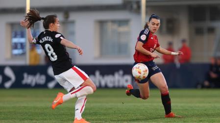 La capitana del Athletic, la navarra Marta Unzué, despeja el balón en la eliminatoria de cuartos de final de la Copa de la Reina