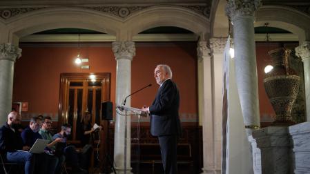 El director de la Real Academia Española (RAE), Santiago Muñoz Machado, comparece tras el pleno en la Real Academia Española