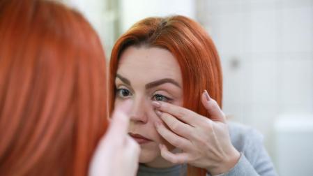 Imagen de una mujer poniéndose lentillas