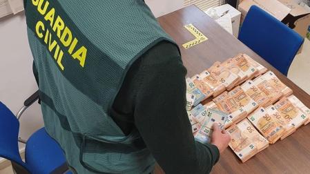Detenidos dos matrimonios acusados de robar a punta de pistola 263.000 euros a su vecina en Chilluévar