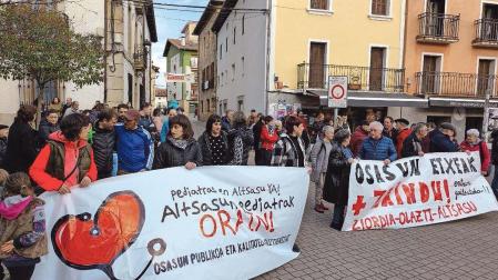 Las dos pancartas desplegadas en la concentración de este viernes por la tarde en Alsasua