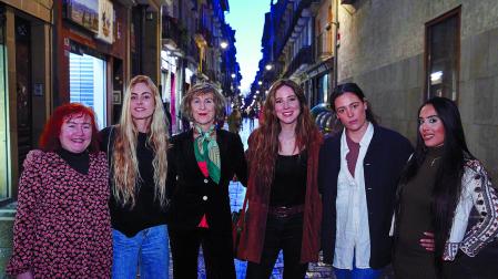Desde la izquierda, la cineasta Helena Bengoetxea, la cantante Miren, la artista Alicia Otaegui, la fotógrafa y artista visual Natalia Echeverría, la directora de cine y teatro Paula Amor y la bailaora Alba Heredia, el jueves por la tarde en la calle Mayor de Pamplona