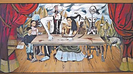 EL AZAROSO DESTINO DE ‘LA MESA HERIDA’. Los pintores mexicanos Frida Kahlo y Diego Rivera firmaron en 1939 un acta de divorcio. Una separación que duró poco, ya que once meses después contrajeron de nuevo matrimonio ante notario. En ese tiempo de dolor y de ruptura, Frida pintó su obra de mayor tamaño, ‘La mesa herida’ (de 2,5 metros de largo y 1,2 de alto). Un lienzo en el que representa la muerte, la enfermedad y quizá los hijos que nunca pudo tener. Cinco años más tarde, en 1945, la propia autora donó el cuatro a la Unión Soviética y una década después, se exhibió en una exposición en Varsovia (Polonia) de la mano Rivera. Aquella fue la última vez que se vio la pintura. Se convirtió así en una más de las obras desaparecidas de la mexicana, hasta que recientemente el periódico ‘La voz de Galicia’ publicó que era propiedad de un marchante de arte de Rianxo (Pontevedra) quien lo había vendido a un mexicano. ¿Quién sabe?