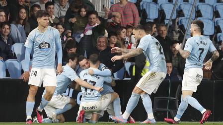 Los jugadores del Celta celebran uno de sus tres goles marcados al Rayo