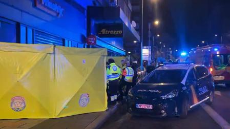 Equipos de emergencias y de la Policía Nacional en el lugar donde trataron de reanimar al joven apuñalado.