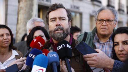 El portavoz de VOX en el Congreso de los Diputados, Iván Espinosa de los Monteros, atiende a los medios antes de la marcha en Madrid.