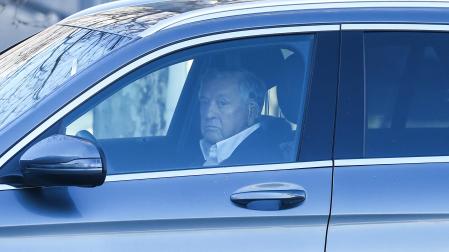 El vocal de la Junta Directiva, Nicolás Martín-Sanz, llega en coche a la reunión extraordinaria celebrada en la ciudad deportiva de Valdebebas,