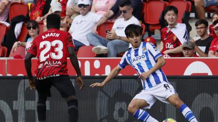 Take Kubo (Real Sociedad) intenta controlar el balón ante Amath (Mallorca)