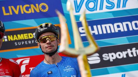 Roglic, antes de iniciar la última etapa de la Tirreno-Adriático