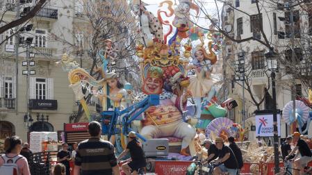 La ciudad de València, plagada de ninots ya en cada barrio y en un ambiente festivo y casi veraniego
