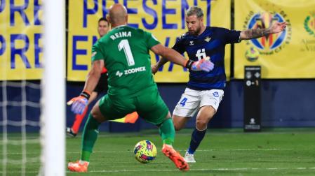 El delantero del Betis, Aitor Rubial (d), se dispone a golpear el balón ante el guardameta del Villarreal, Pepe Reina