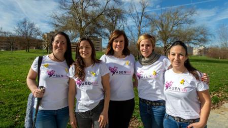 De izda a dcha: Nuria Orzanco, Nerea Osés, Marisa Alamán, Espe Ciriza y Nerea Barba, ayer por la mañana en Sarriguren, antes de presentar la nueva Asociación de Endometriosis de Navarra (Asenna).