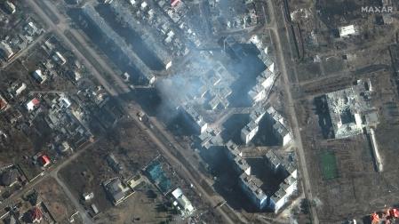 Vista de edificios destruidos e incendiados en Bajmut