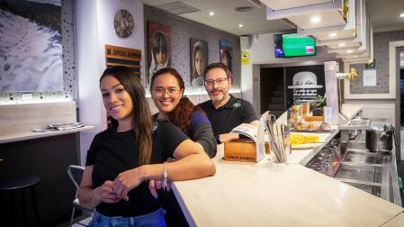 Kelly Tatiana, Marlene Peralta y Juan Rojo en El Bombín, con óleos de Carlos Villanueva.