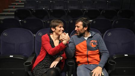 La directora Rosa García Loirey el alpinista Alex Txikon chocan sus manos en los cines Golem de Pamplona