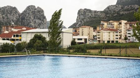 Imagen parcial la pileta de mayores dimensiones en el recinto de piscinas de Irurtzun.