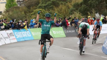 Jordi López celebra su victoria.