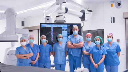 De izquierda a derecha: Esther Martínez (FEA Cirugía Vascular), Meritxell González (Enfermería), María Esquíroz (Enfermería), Lucía Ursúa (Enfermería), Sebastián Fernández (FEA Cirugía Vascular), Amaya Arróniz (FEA Cirugía Vascular), Orreaga Zugasti (Anestesia), Andrea Monreal (Técnico de Rayos). Ausentes en la imagen, pero participantes también en la cirugía Alejandro Bilbao (FEA Anestesiología y Reanimación), Andrés Alegre (Anestesiología y Reanimación) y Nieves Martínez (técnico de Rayos).
