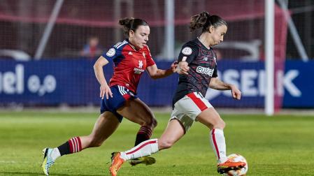 Carmen Sobrón intenta impedir el avance de Ane Azkona