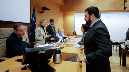 El presidente de la Comisión de Interior del Congreso, José Luis Ábalos (i), conversa con el diputado de EH Bildu Jon Iñarritu (d) a su llegada al debate de la reforma de la ley de Seguridad Ciudadana, conocida como 'ley mordaza', este martes, en el Congreso de los Diputados