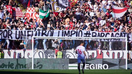 Pancarta en la grada del Sánchez Pizjuán con mensajes contra la corrupción arbitral durante el Sevilla-Almería.