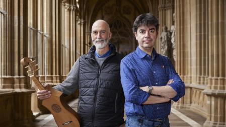El músico Enrique Galdeano y el historiador Mikel Zuza, ayer en el claustro de la Catedral de Pamplona.