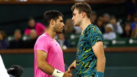 Carlos Alcaraz saluda a Jack Draper en Indian Wells