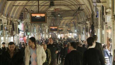 Clientes en el Gran Bazar de Estambul