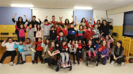 Juntos, los estudiantes de ambos colegios bailaron la jota.