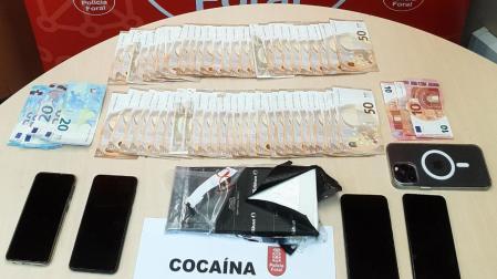Imagen de la droga, el dinero y los teléfonos móviles aprehendidos en una de las intervenciones