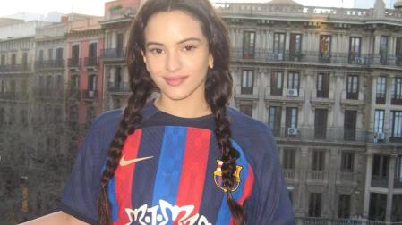 Rosalía luce el logo de 'Motomami' en la camiseta del Barça
