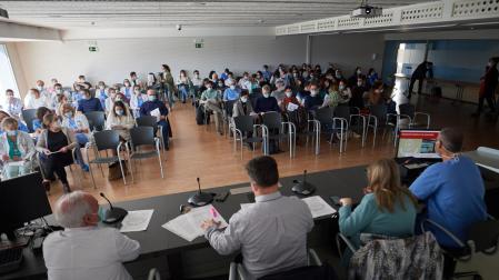 Médicos reunidos en asamblea en el HUN este mediodía