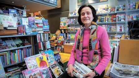 María Lezáun Alfonso regenta la Librería Papeletras en la calle Fuente El  Hierro, de Pamplona. La abrió hace 25 años para dar rienda suelta a una inquietud aletargada en su interior, que se avivó tras la suspensión de unas oposiciones que estaba preparando como licenciada de Derecho. De Arazuri, y con 56 años de edad, es hija de un suscriptor de 92 de Diario de Navarra, Jesús Mari Lezáun Labiano.