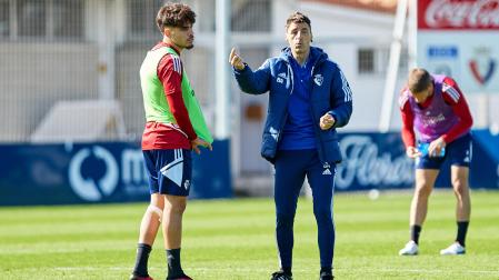 Ez Abde atiende a las instrucciones de Bittor Alkiza durante el entrenamiento en Tajonar de este miércoles, 15 de marzo.