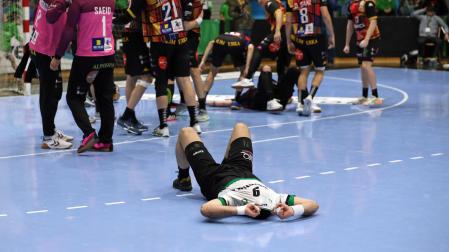 Meoki, en el suelo, se lamenta tras la derrota por la mínima ante Ademar