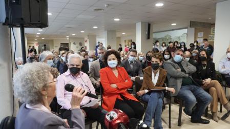 María Chivite y el resto de autoridades escuchan la intervención de la residente Amparo Hernández