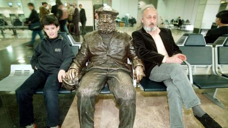 Andoni Erburu y Montxo Armendáriz, en el aeropuerto de Barajas