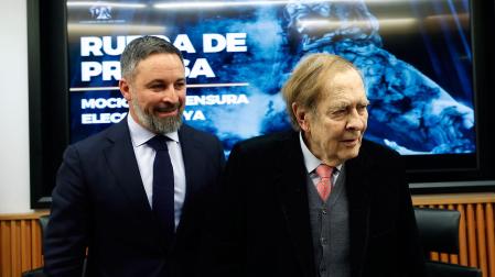 El candidato a la presidencia del Gobierno, Ramón Tamames (d), acompañado del líder de VOX, Santiago Abascal (i), este jueves en el Congreso de los Diputados