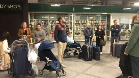 Viajeros que acudían a Pamplona, esperando anoche en la estación de Atocha