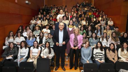 El alcalde Enrique Maya y los concejales y miembros del jurado en la foto de familia tras el certamen del programa Destino Bruselas de CoWorkids.