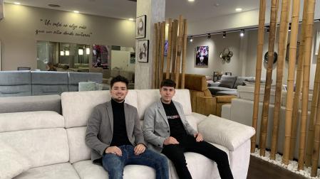 Aaron Martín y Javier Hernández, en la zona de exposición de Zona Sofá, en el Segundo Ensanche