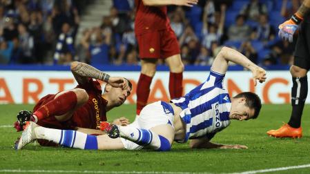 Igor Zubeldia se lamenta tras fallar una ocasión de la Real Sociedad contra la Roma.