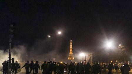Policía francesa durante los disturbios en París