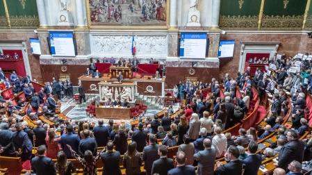 Diputados franceses protestan en la Asamblea Nacional por el anuncio del uso del artículo 49 de la Constitución de Francia para aprobar sin votación la reforma de las pensiones