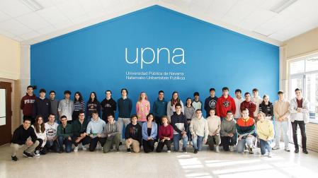 Foto de familia de los participantes en la Olimpiada de Física celebrada en la UPNA.