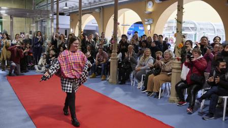Desfile de la Asociación Síndrome de Down de Navarra en el Mercado de Santo Domingo