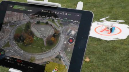 Imagen de una tablet desde la que se analiza la actividad del dron